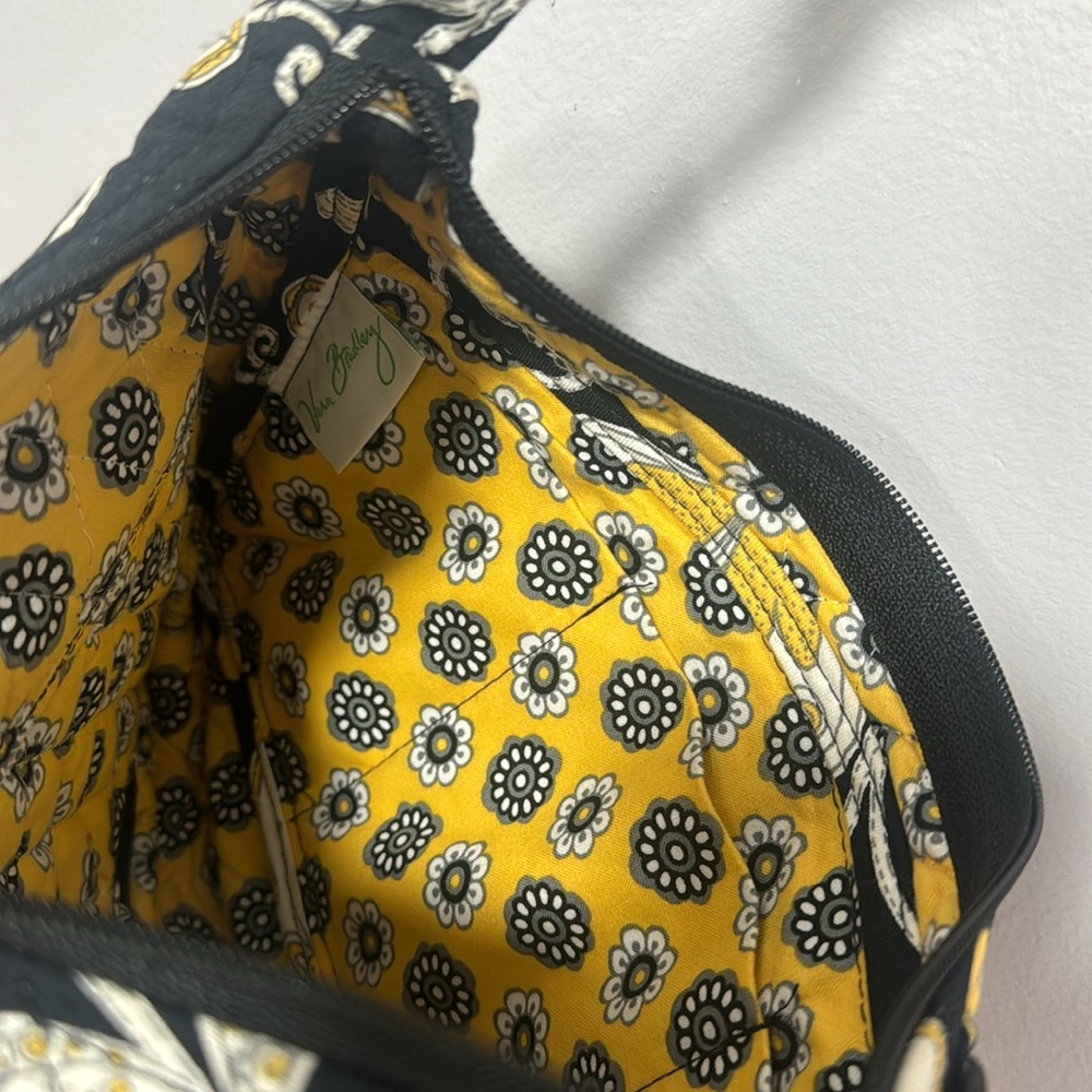 LAST CHANCE!! Vera Bradley like new handbag purse in excellent condition. - Picture 5 of 6